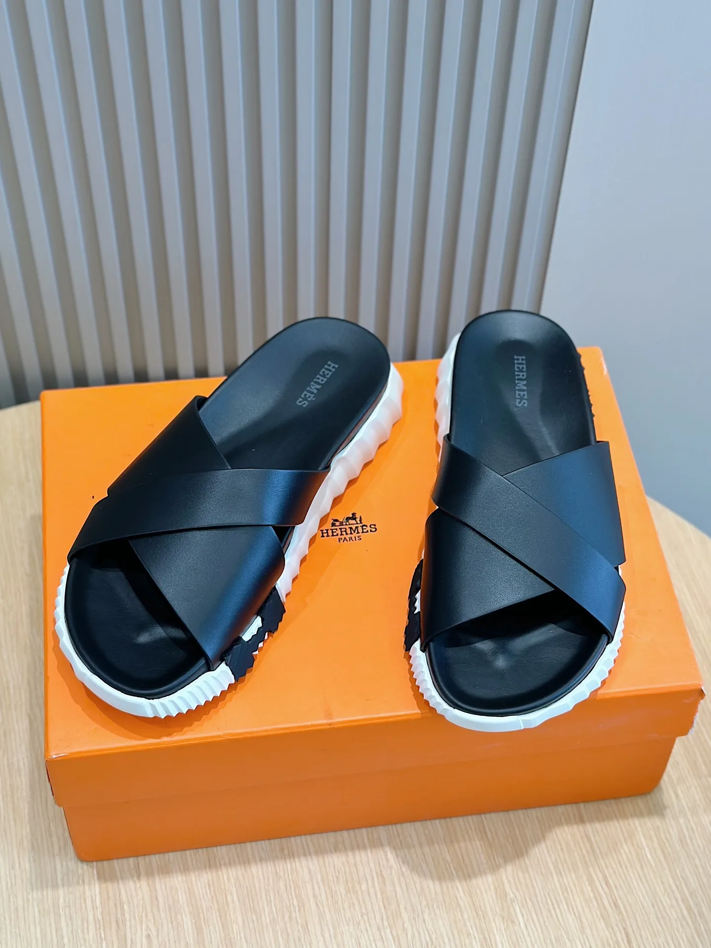 Factory price: 360💰Hermès [HERMÈS] Top Herme*H Home Hermès Men's Sandals and Slippers-Original Reproduction. Purchase the original version and make it one to one. The outsole is privately molded. The color of the outsole corresponding to each color is the same as the original version. Come to those who know the stuff 💪 The ultra-light soles are designed in contrasting colors, and they feel so comfortable on your feet! Calfskin, cowhide feet, private model outsole. Size: 39-44 (customized at 38.45)